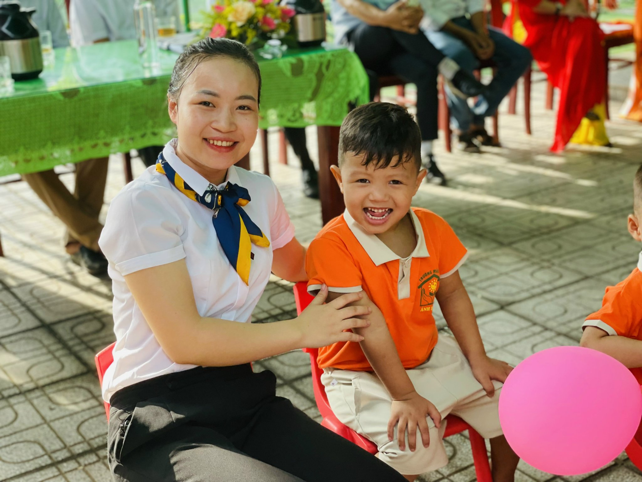 NỤ CƯỜI HỒN NHIÊN CỦA NGÀY ĐẦU ĐẾN LỚP